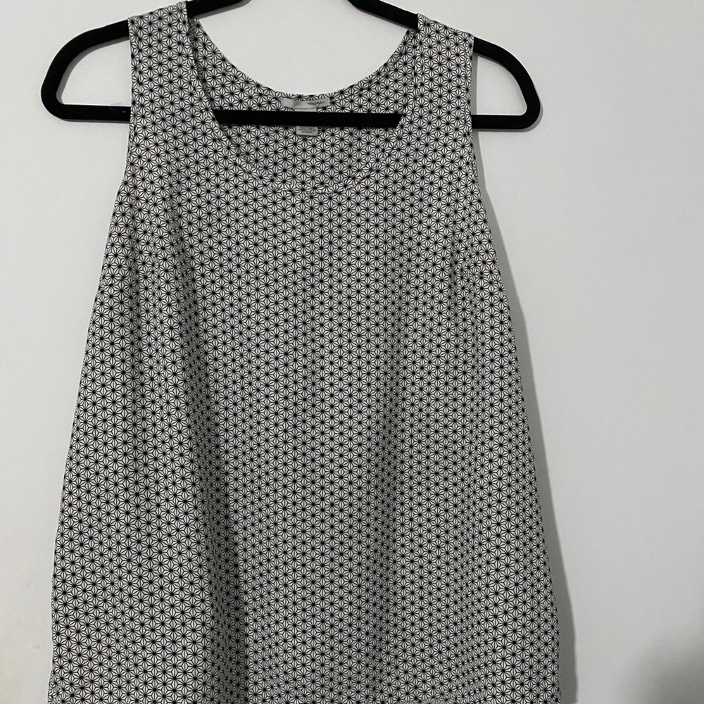 Black &white print sleeveless top.